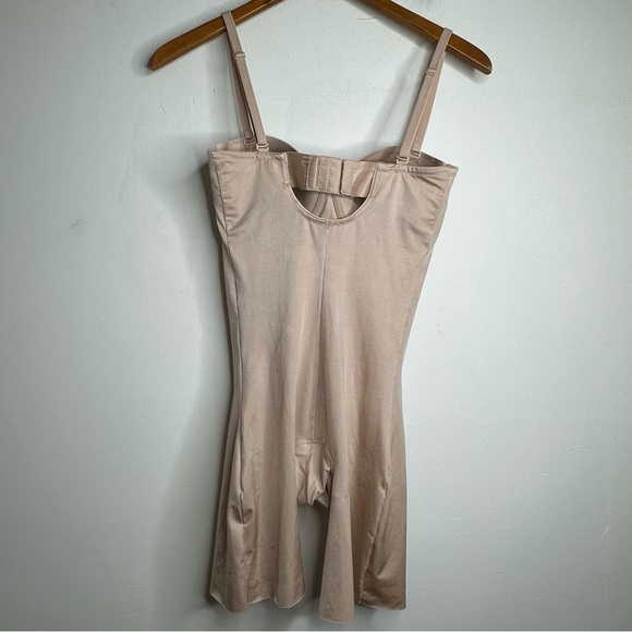 Spanx Women’s Strapless Cupped Mid-Thigh Bodysuit Size Medium - Picture 7 of 9